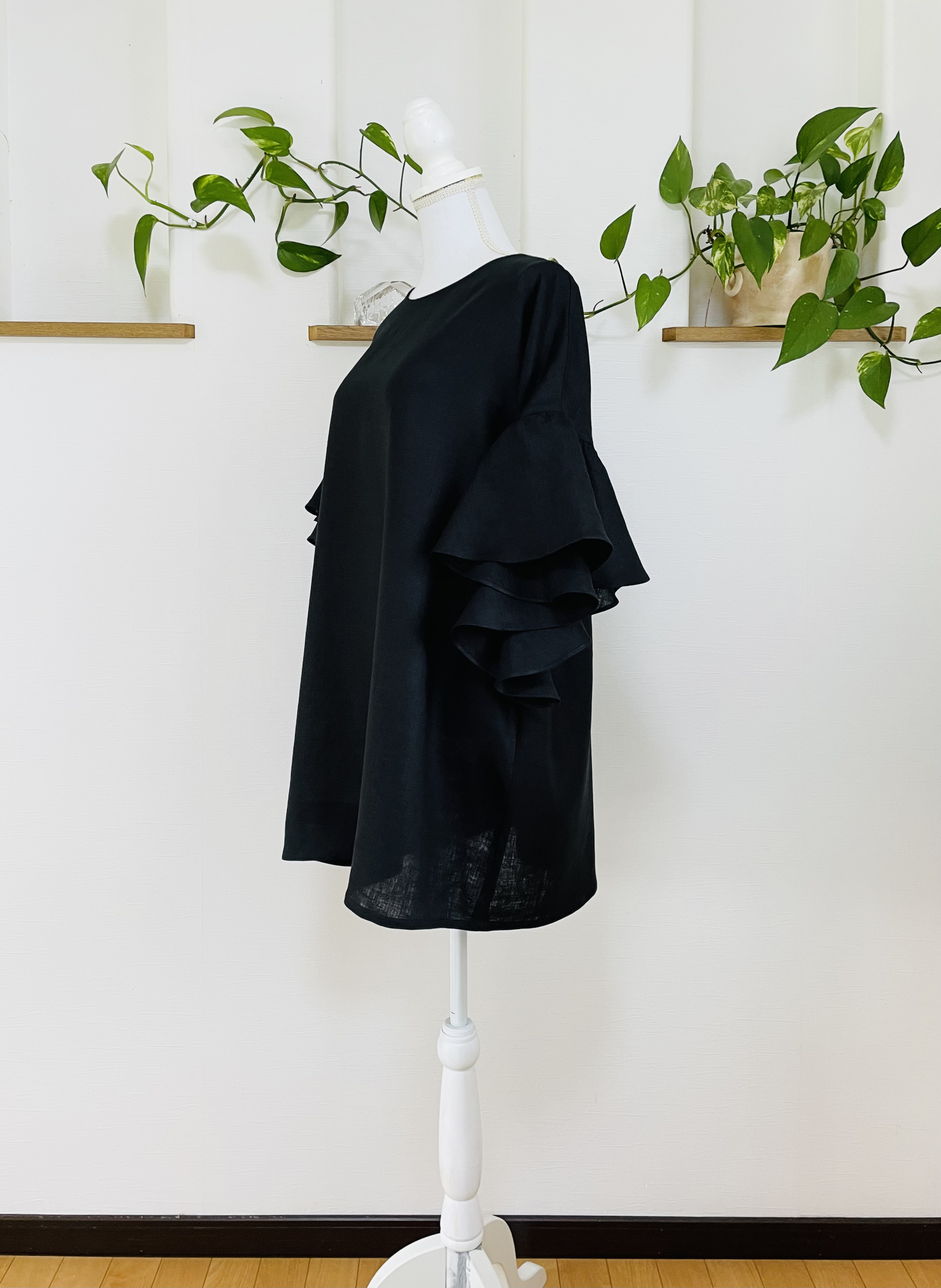 リネンゆったりめなフリル袖のベストチュニック黒