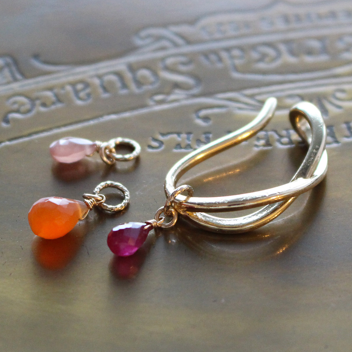 ✨キャンディカラーがキュート✨7月誕生石のイヤーカフチャームセット