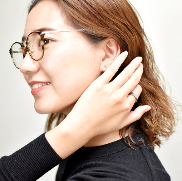 【選べる誕生石】自分だけの色と石で作る純チタン製ピアス　結 8枚目の画像