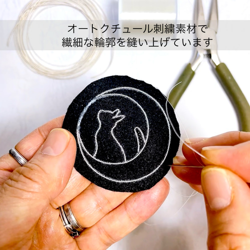 星空を纏う月と黒猫」ビーズ刺繍ブローチ ブローチ まつじゅんこ 通販