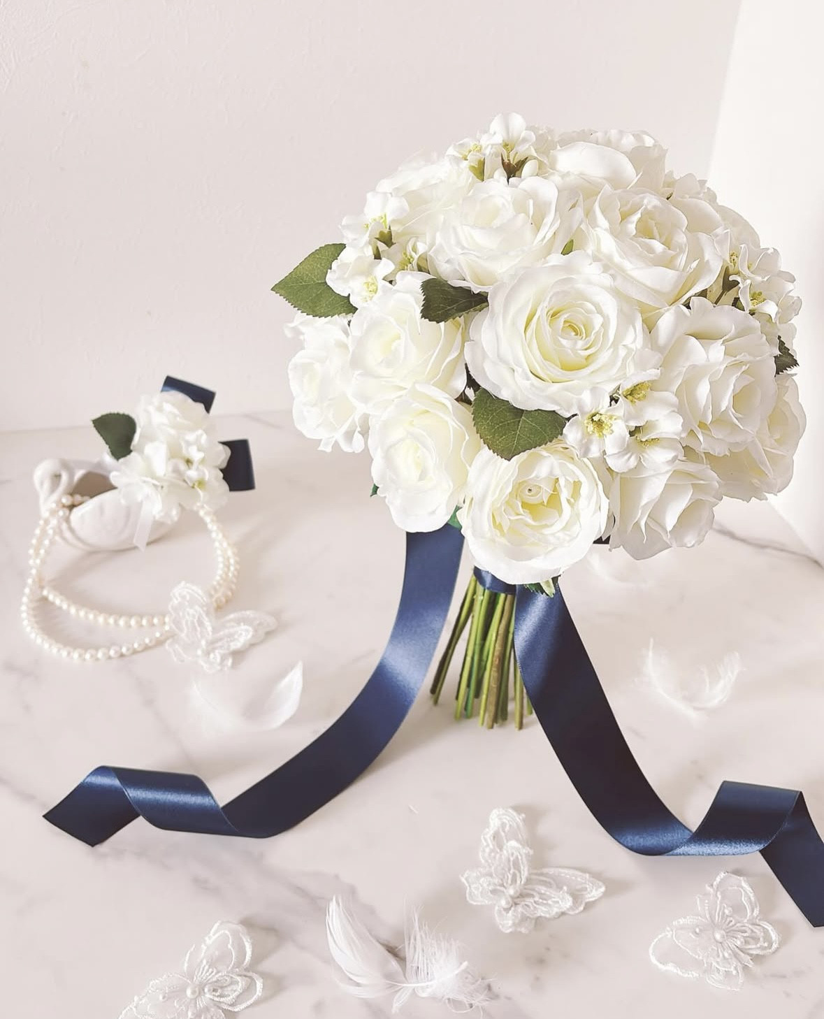 ホワイトローズと小花のクラッチブーケ　ウエディングブーケ　ブートニア付き（造花）ホワイトブーケ