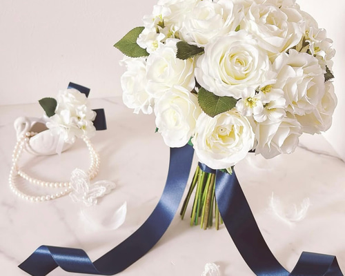 ホワイトローズと小花のクラッチブーケ ウエディングブーケ ブートニア