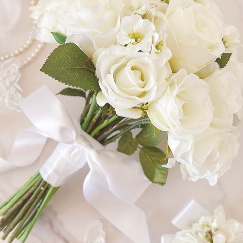 ホワイトローズと小花のクラッチブーケ ウエディングブーケ ブートニア  