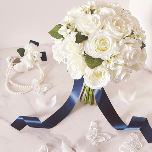 ホワイトローズと小花のクラッチブーケ ウエディングブーケ ブートニア