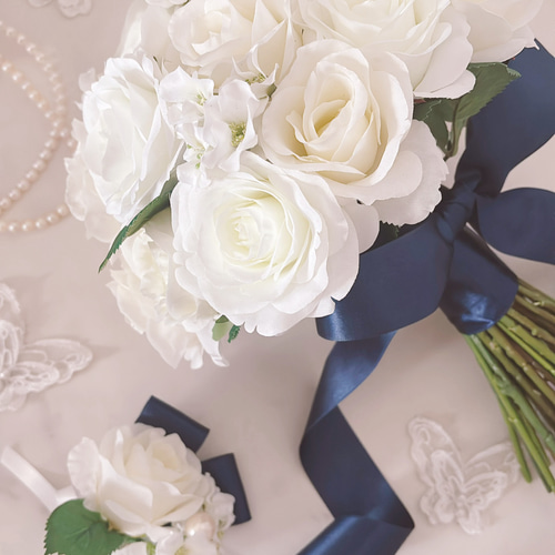 ホワイトローズと小花のクラッチブーケ ウエディングブーケ ブートニア