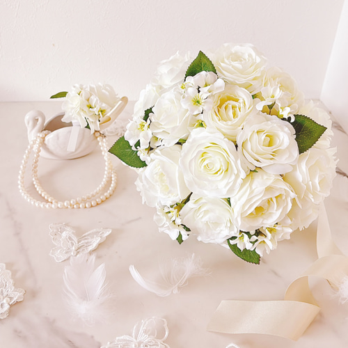 ホワイトローズと小花のクラッチブーケ ウエディングブーケ ブートニア  