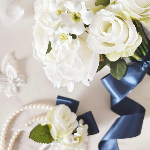 ホワイトローズと小花のクラッチブーケ ウエディングブーケ