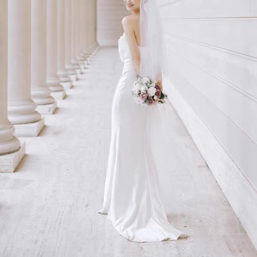 一番好きな ベアトップ ウエディングドレス ミニトレーン シアーな美  