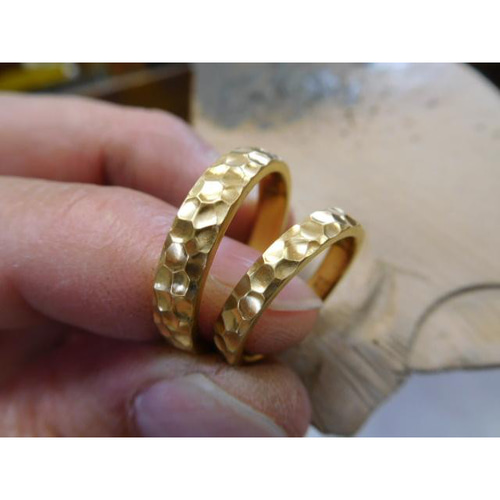 結婚指輪 手作り（鍛造＆彫金）純金 k24製 鎚起で作った槌目