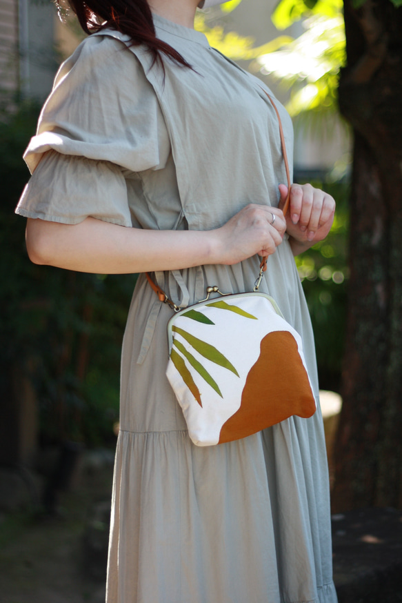 がま口ショルダーバッグ/本染め/手染め/一点物/本革 1枚目の画像