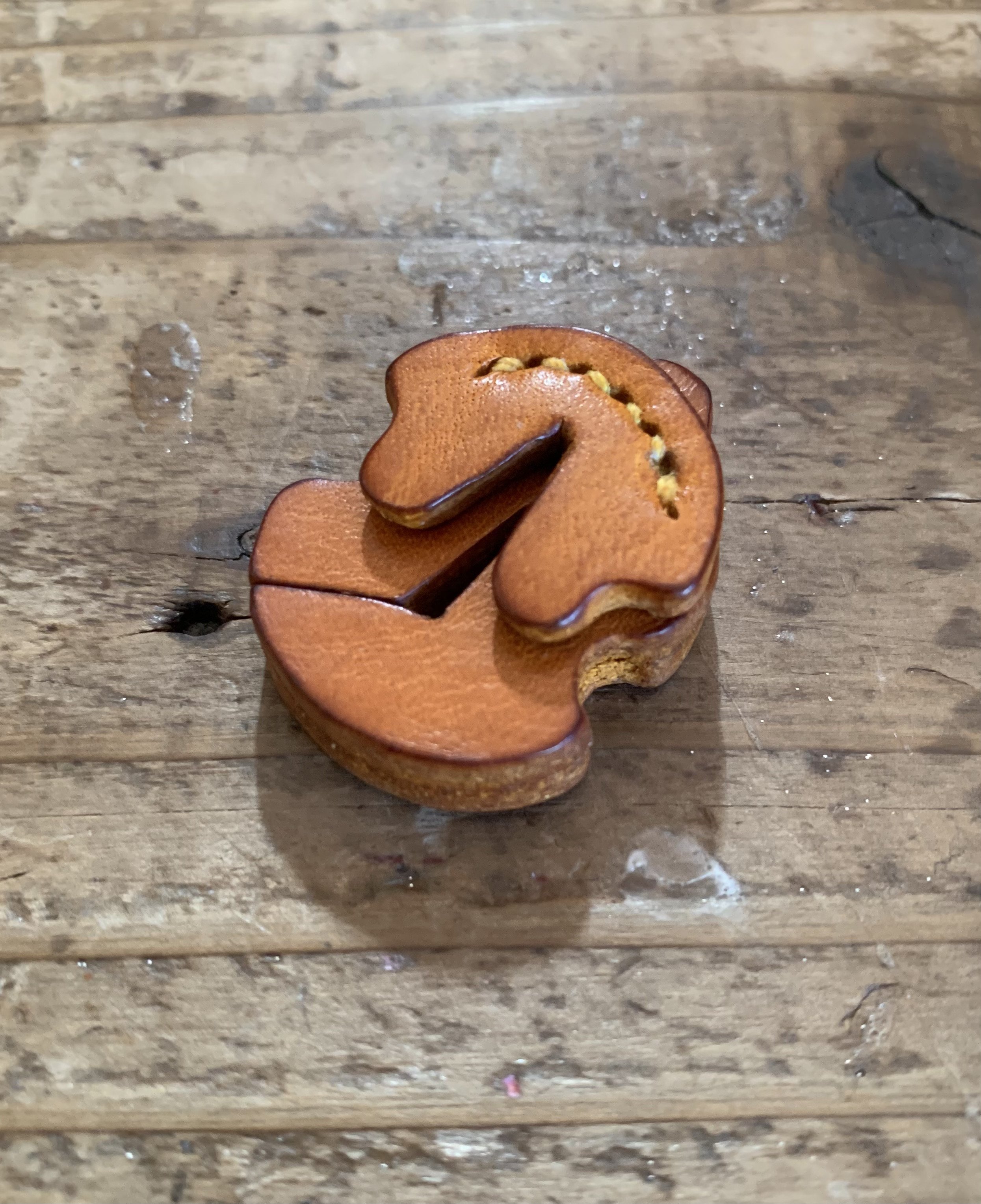 手縫いで創った新型チェロ用 革製ミュート『M for Violoncello - TP.29 Topolino 350』