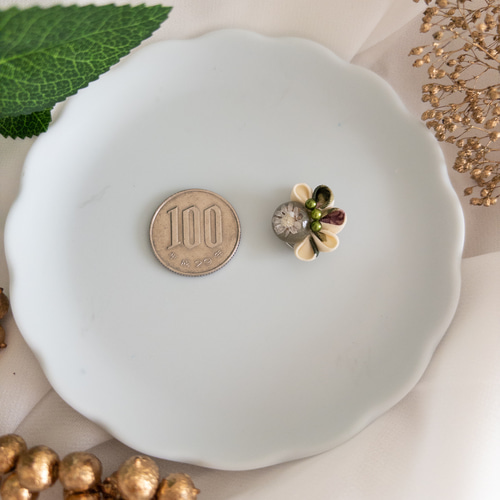 つまみ細工アクセサリー レジンカボションの揺れるピアス ピアス