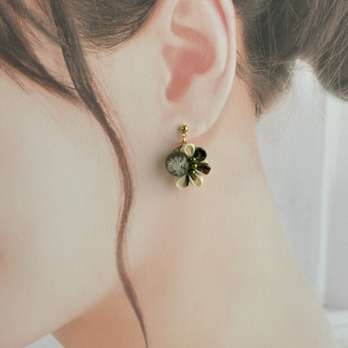 つまみ細工アクセサリー レジンカボションの揺れるピアス ピアス