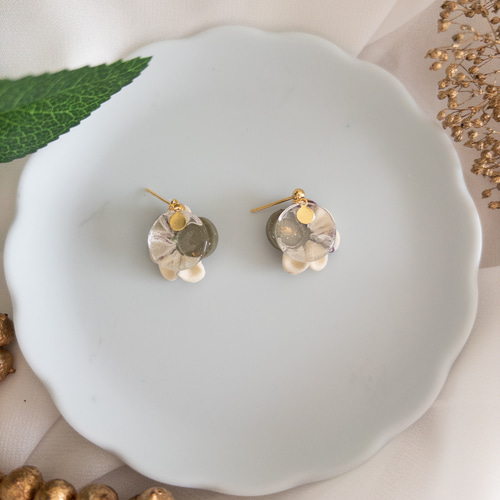 つまみ細工アクセサリー レジンカボションの揺れるピアス ピアス