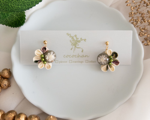 つまみ細工アクセサリー レジンカボションの揺れるピアス ピアス