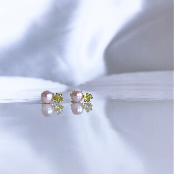 ✴︎太陽の石✴︎宝石質ペリドットとあこや真珠のサージカルステンレスピアス　つけっぱなしOK ８月誕生石アレルギー対応　緑 2枚目の画像