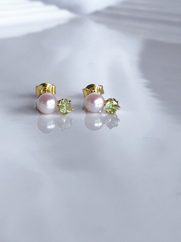 ✴︎太陽の石✴︎宝石質ペリドットとあこや真珠のサージカルステンレスピアス　つけっぱなしOK ８月誕生石アレルギー対応　緑 3枚目の画像