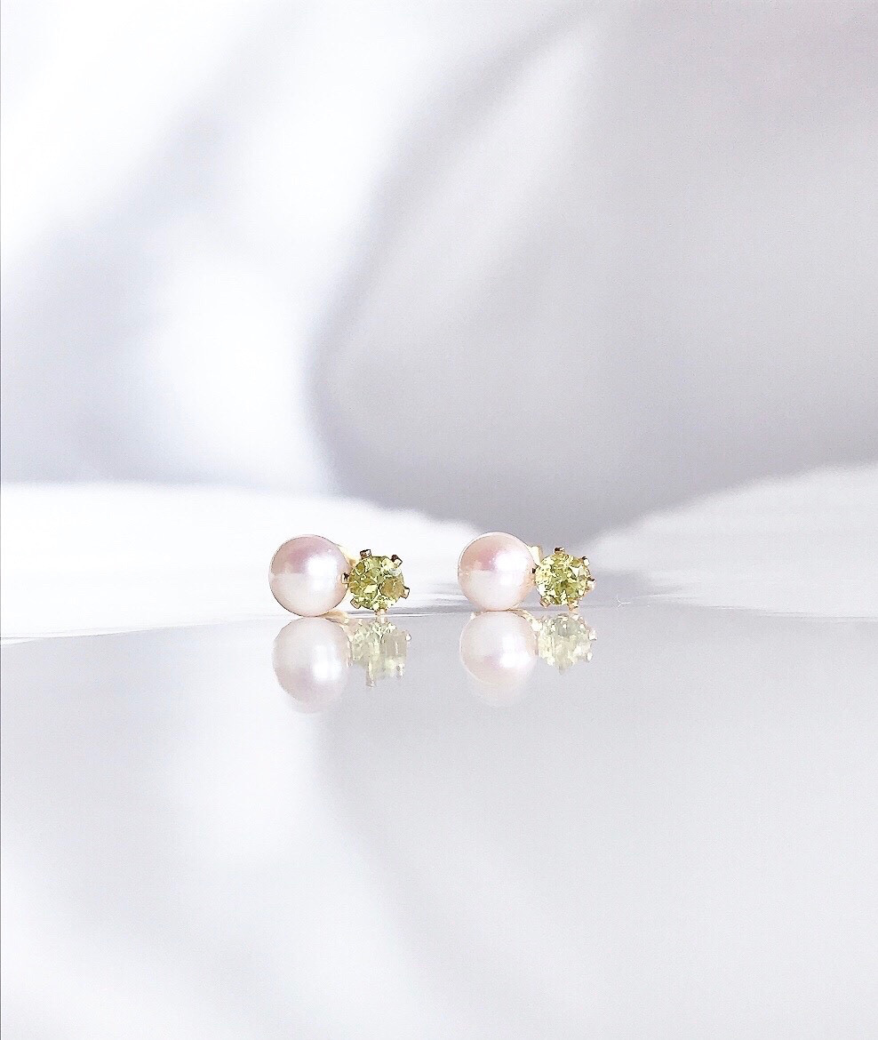 ✴︎太陽の石✴︎宝石質ペリドットとあこや真珠のサージカルステンレスピアス　つけっぱなしOK ８月誕生石アレルギー対応　緑 4,479円