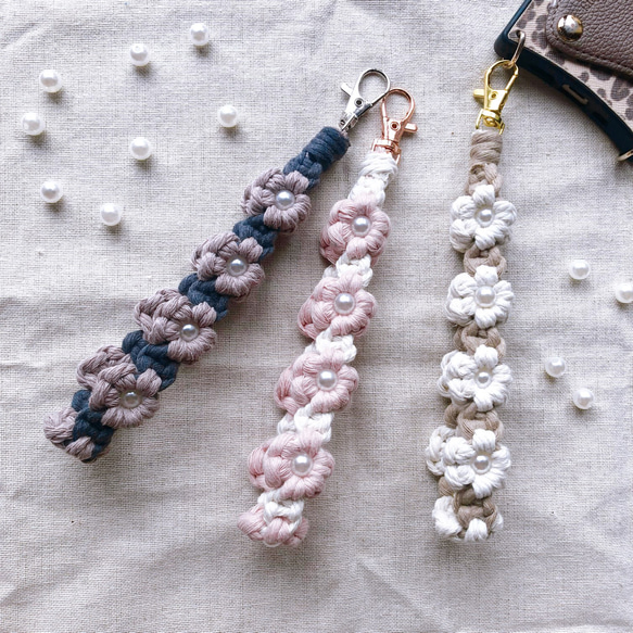 組み合わせ選べる29色】 マクラメ編み お花とパールのハンドストラップ