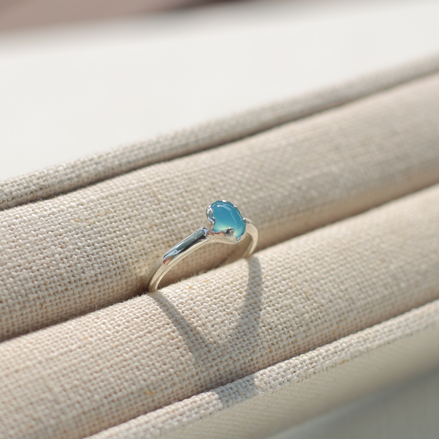 涼しいシルバーブルーカルセドニリング