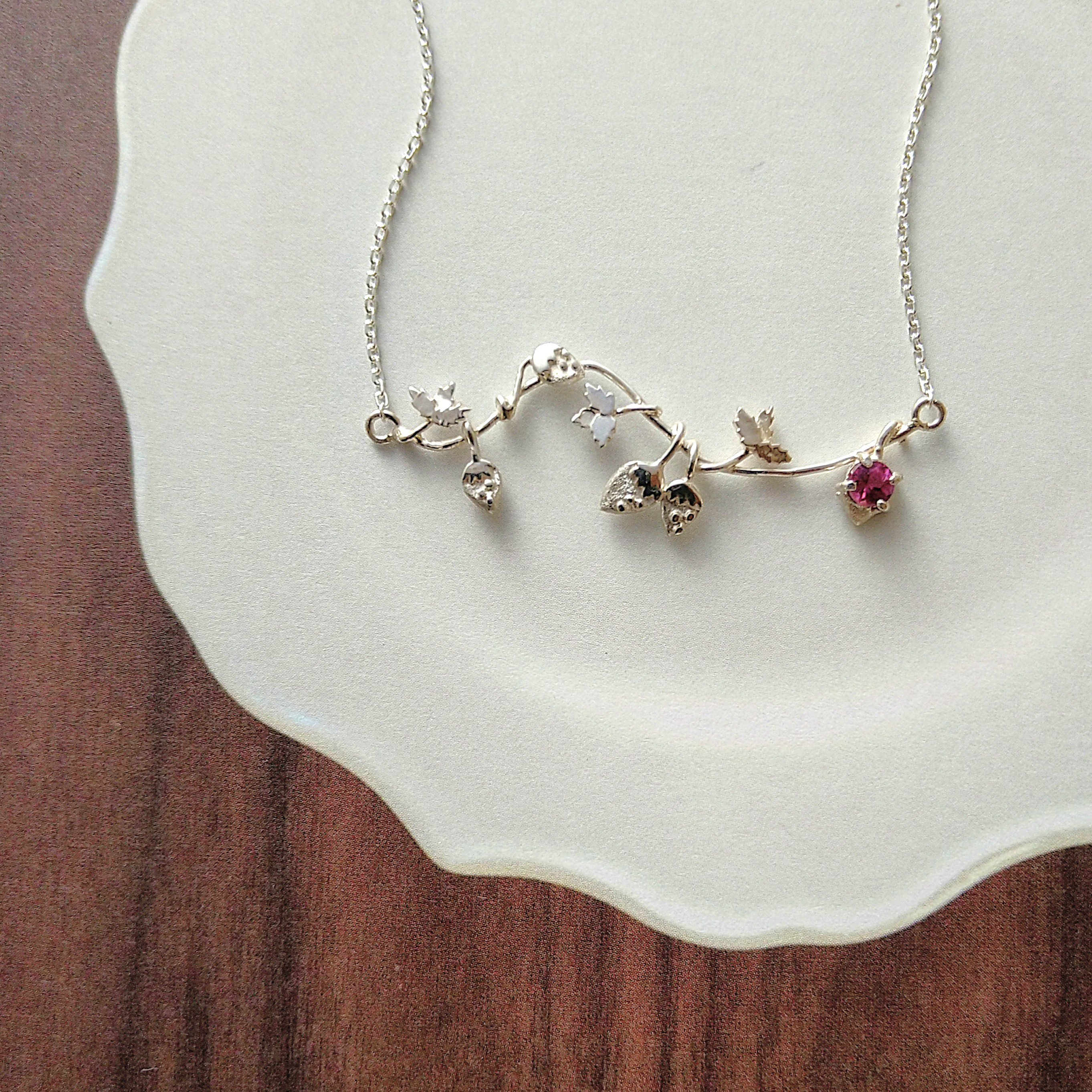 （silver950/ロードライトガーネット）いちごのネックレス