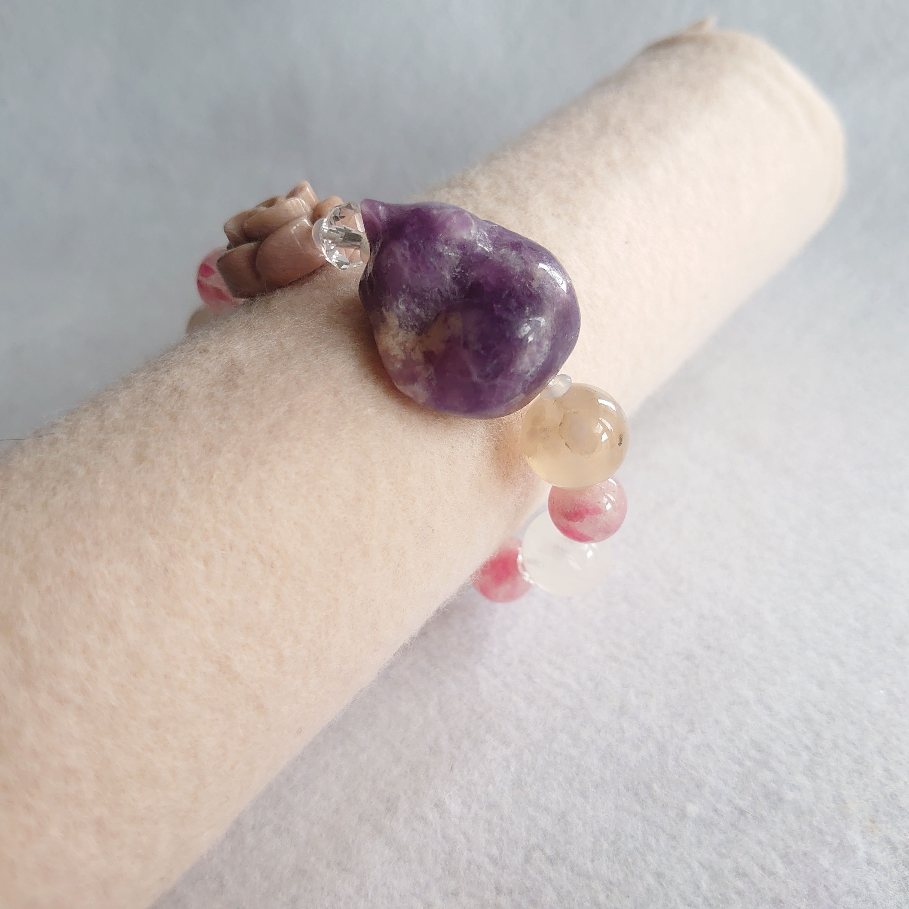 レピドライト　丸まって眠る猫　デザインブレスレット　素敵な逸品