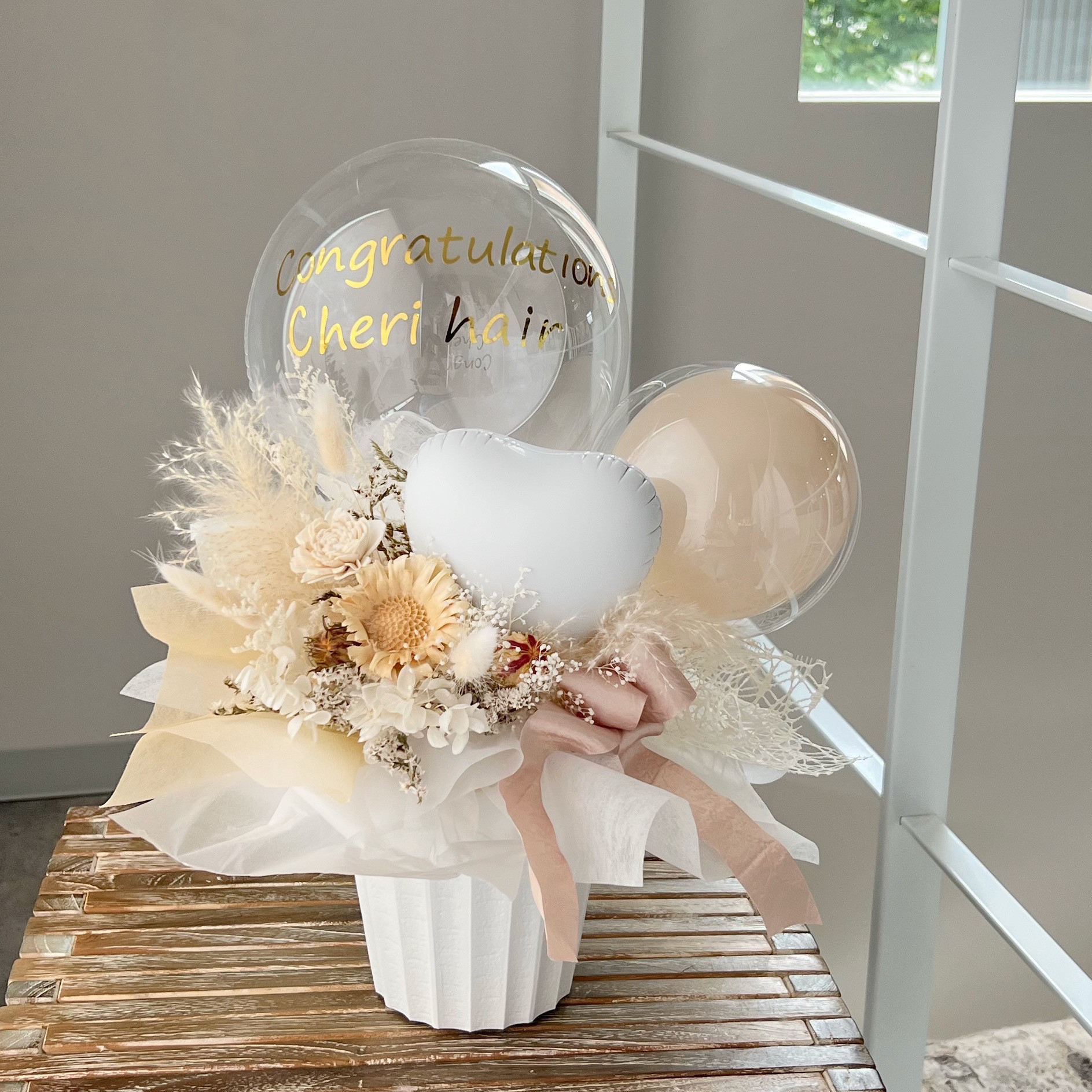 お花屋さんのバルーンフラワー　231ホワイト　結婚祝い　誕生日　電報　祝電　開店祝い　開院祝い　開業祝い