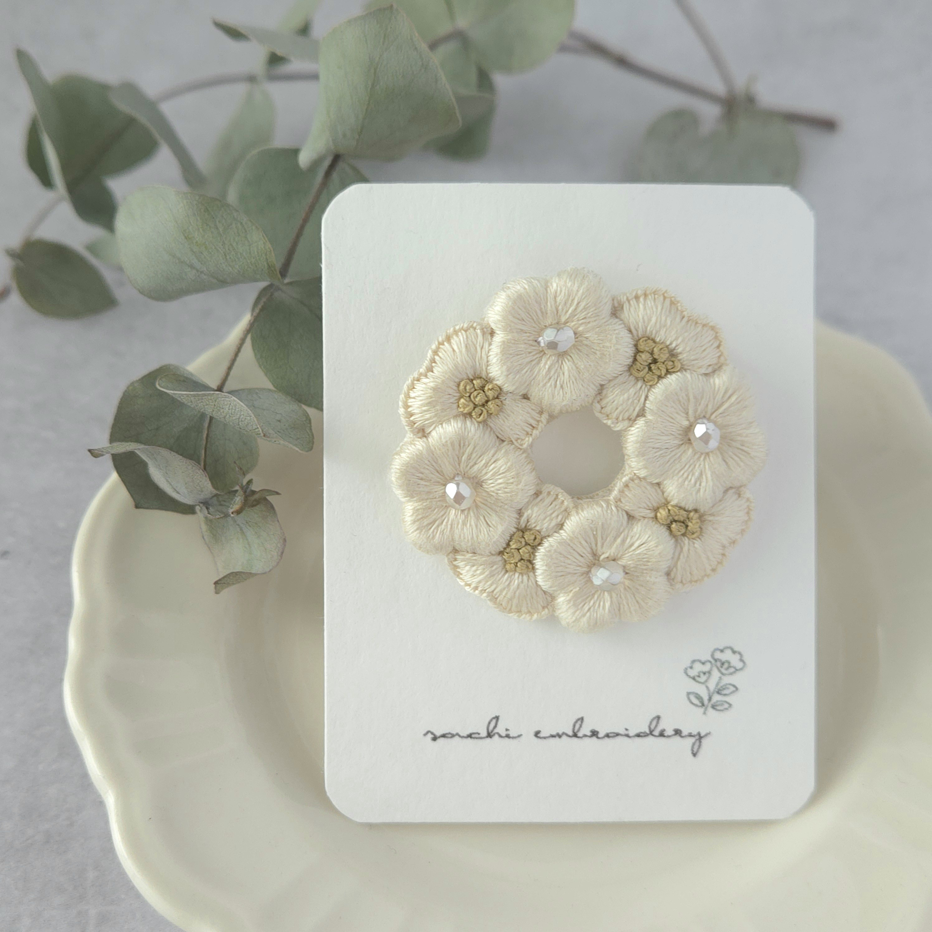 小花のリース刺繍ブローチ ブローチ sachi embroidery 通販