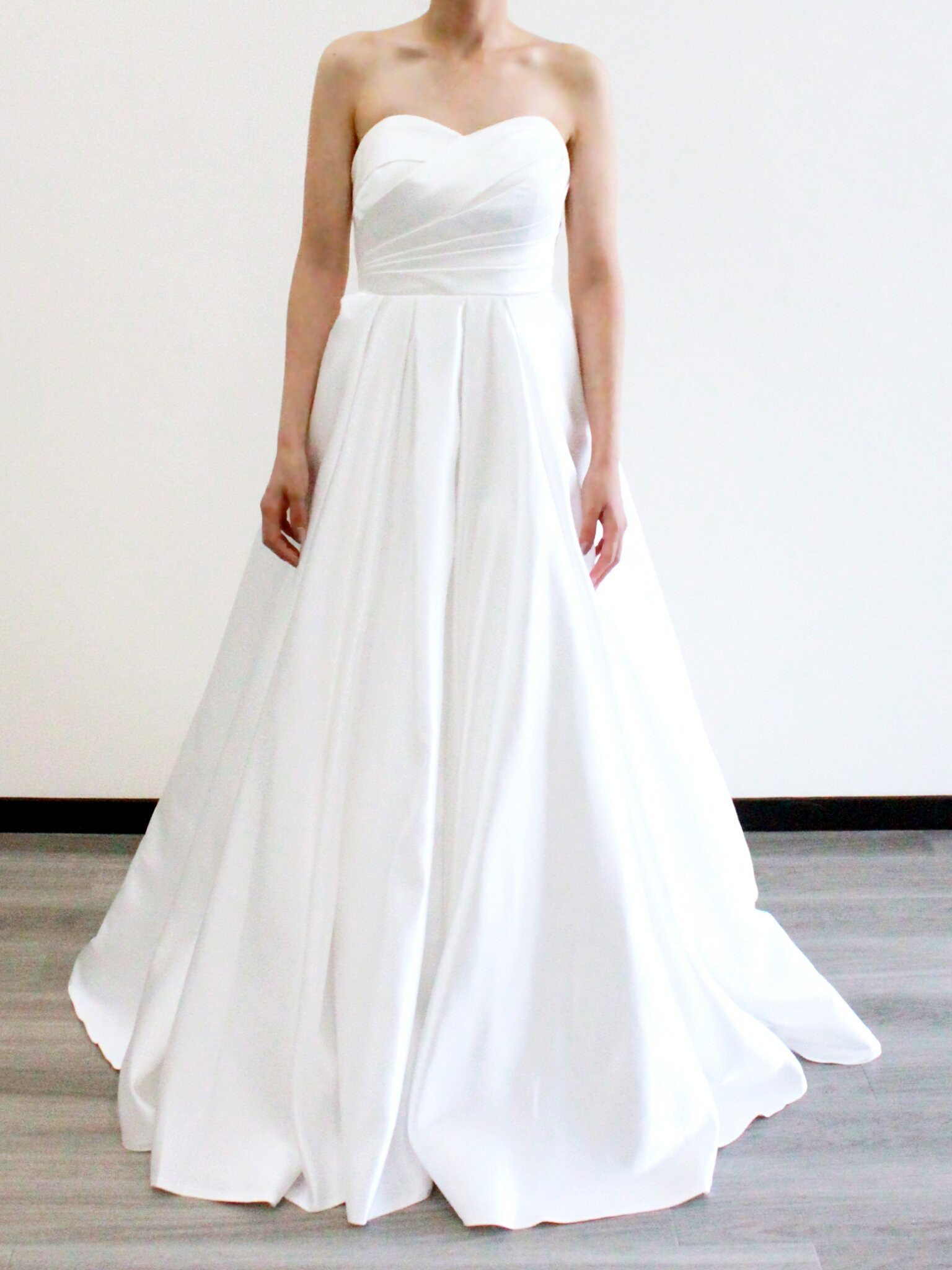 送料無料！パーティードレス 編み上げ 光沢サテン 派手な 披露宴/結婚式