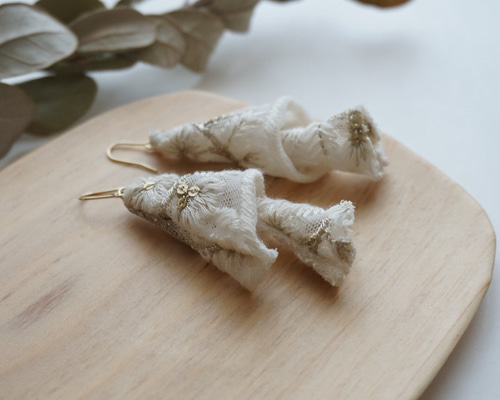 とんがりインド刺繍リボン×ホワイト&ゴールド ピアス/イヤリング