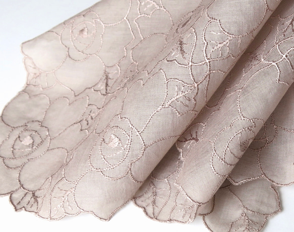 草木染刺繍ハンカチ　バラ　グレイジュ 2枚目の画像
