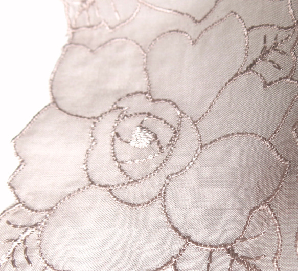 草木染刺繍ハンカチ　バラ　グレイジュ 3枚目の画像