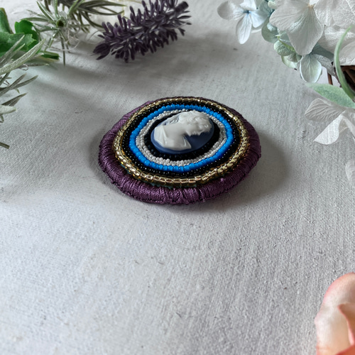 フリル付き黒ハット カメオブローチ付き カメオブローチ付き刺繍レースブラウス×キュロットセットアップ