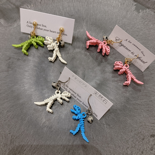 オトナ個性派恐竜ピアス。 イヤリング。 ティラノサウルス 骨格