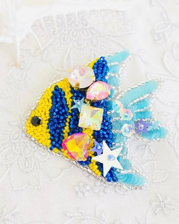 〚イルカメ様オーダー〛刺繍ブローチ 即納在庫あり】エンジェルフィッシュのオートクチュール刺繍