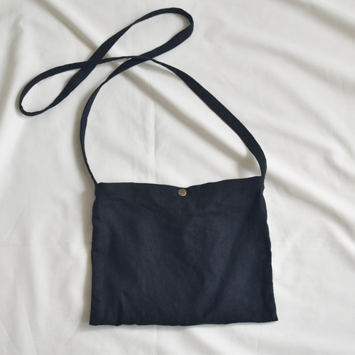 黒リネンのサコッシュ/1枚仕立て サコッシュ petit*garden_pecola 通販  