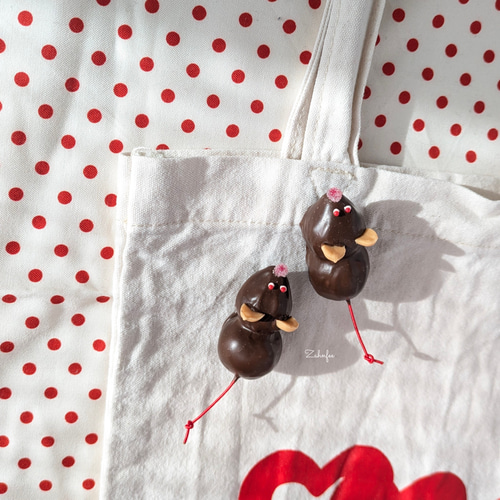 チョコレートねずみさんブローチ ブローチ Zahnfee（ツァンフィー