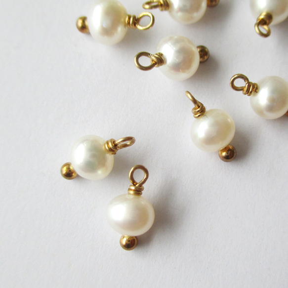 14KGF [淡水パールチャーム] ホワイトパール 丸ピン 2個（ai-0802