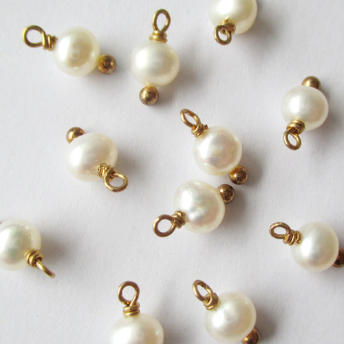 14KGF [淡水パールチャーム] ホワイトパール 丸ピン 2個（ai-0802