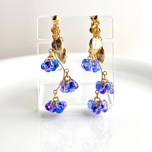 チェコビーズ 青いお花のゆらゆらイヤリング（ピアス） イヤリング