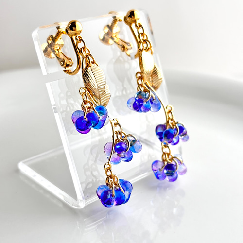 チェコビーズ 青いお花のゆらゆらイヤリング（ピアス） イヤリング