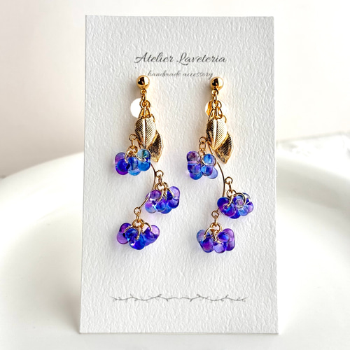 チェコビーズ 青いお花のゆらゆらイヤリング（ピアス） イヤリング