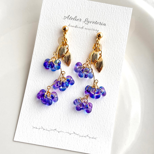 チェコビーズ 青いお花のゆらゆらイヤリング（ピアス） イヤリング