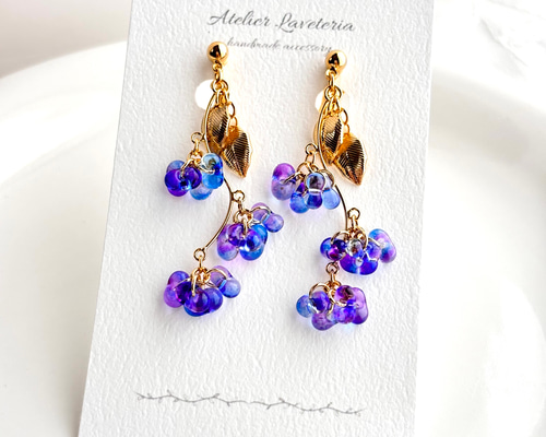 チェコビーズ 青いお花のゆらゆらイヤリング（ピアス） イヤリング