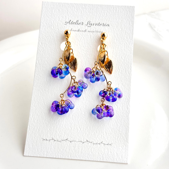チェコビーズ 青いお花のゆらゆらイヤリング（ピアス） イヤリング