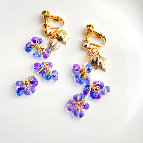 チェコビーズ 青いお花のゆらゆらイヤリング（ピアス） イヤリング