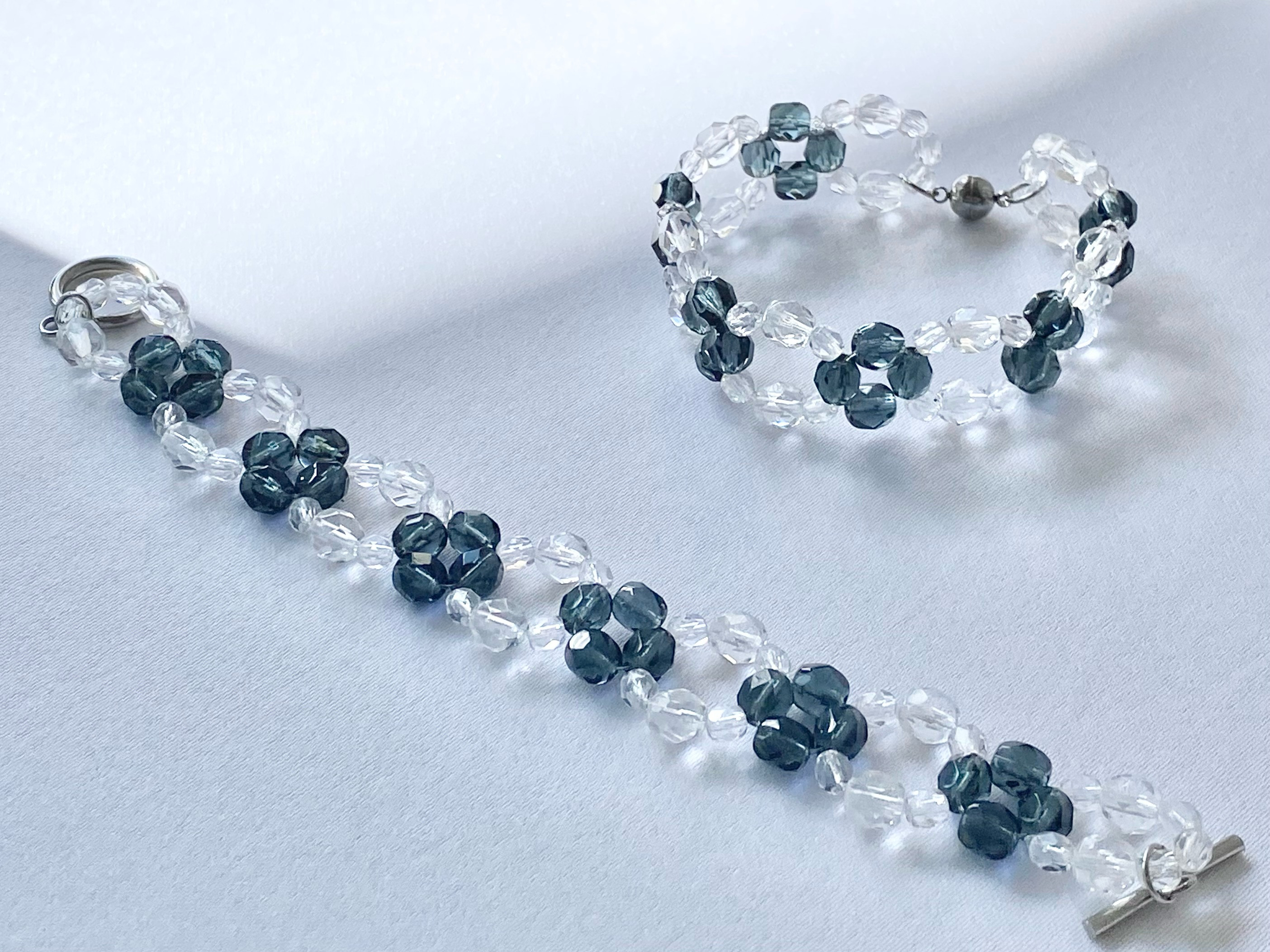 大きなレトロ花柄 ❇︎ チェコガラスビーズのブレスレット - Graysh Blue -