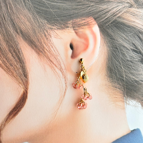 チェコビーズ 桜色 お花のゆらゆらイヤリング（ピアス