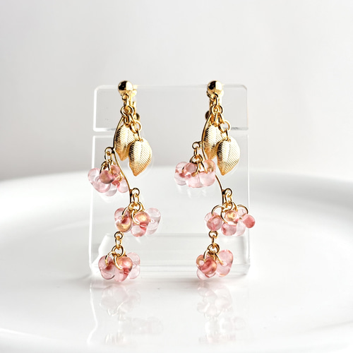 チェコビーズ 桜色 お花のゆらゆらイヤリング（ピアス） イヤリング
