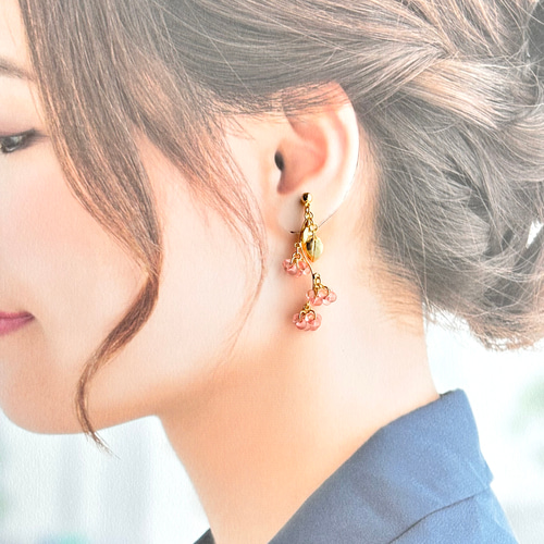 チェコビーズ 桜色 お花のゆらゆらイヤリング（ピアス） イヤリング